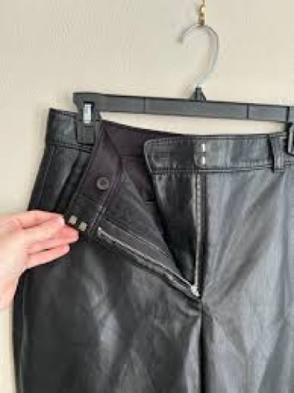 Aritzia Babaton Black Straight-Leg Faux Leather Pants – Size 8 🖤